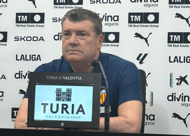 Ron Gourlay en rueda de prensa
