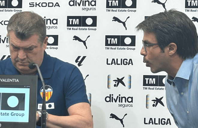 Ron Gourlay en rueda de prensa