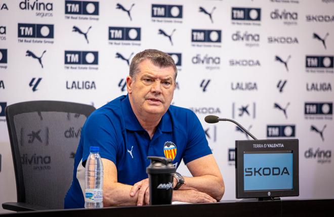Ron Gourlay en rueda de prensa (Foto: Valencia CF)