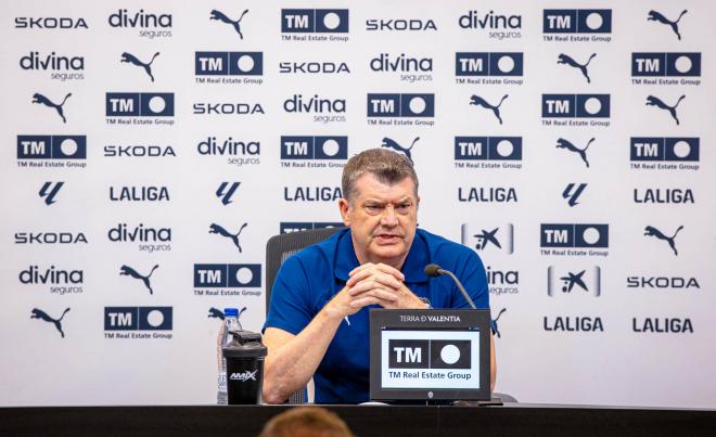 Ron Gourlay en rueda de prensa (Foto: Valencia CF)