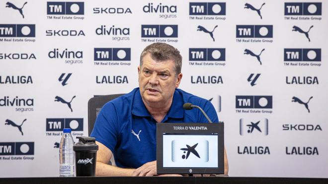 Ron Gourlay en rueda de prensa (Foto: Valencia CF)