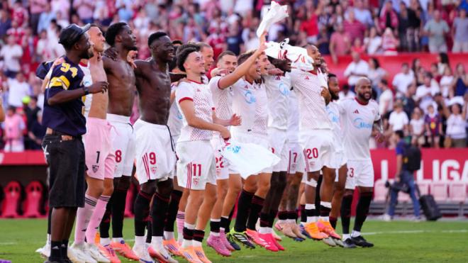 Los jugadores del Sevilla celebrando el triunfo contra el Barcelona (Fuente: Cordon Press)