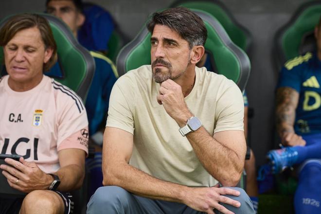 Veljko Paunovic, en el banquillo durante el Elche-Oviedo (Foto: Europa Press).