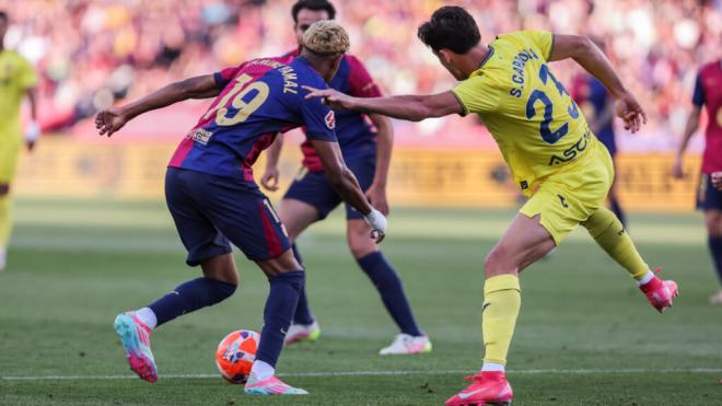 Lamine Yamal y Sergi Cardona en un Villarreal - Barcelona (Europa Press)