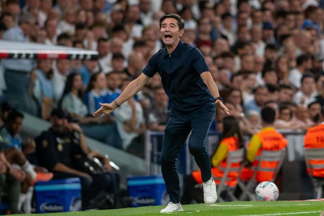Marcelino da indicaciones a sus jugadores en la banda del Bernabéu (FOTO: Cordón Press).