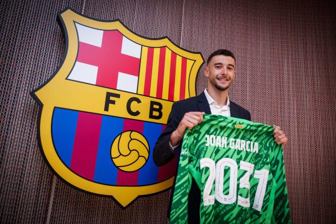 Joan García con el escudo del Barcelona (Europa Press)