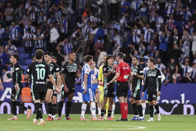 Bellerín protesta a Galech Apezteguía en el Espanyol-Betis (Foto: AFP7/Europa Press).