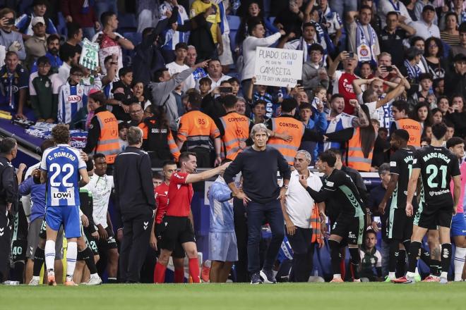 Galech Apezteguía señala penalti en el Espanyol-Betis (Foto: AFP7/Europa Press).