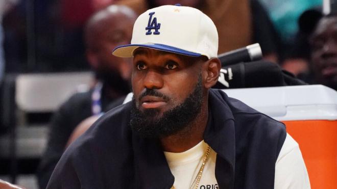 LeBron James viendo un partido de la NBA (Cordon Press)