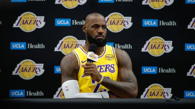 LeBron James en rueda de prensa con Los Ángeles Lakers (Cordon Press)
