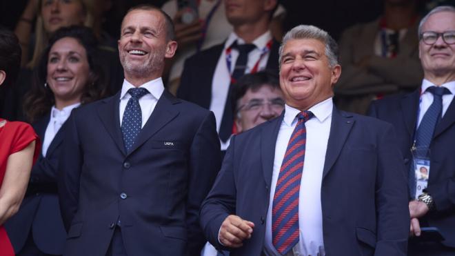 Joan Laporte con Cefferin en el palco de Montjuïc (Cordon Press)