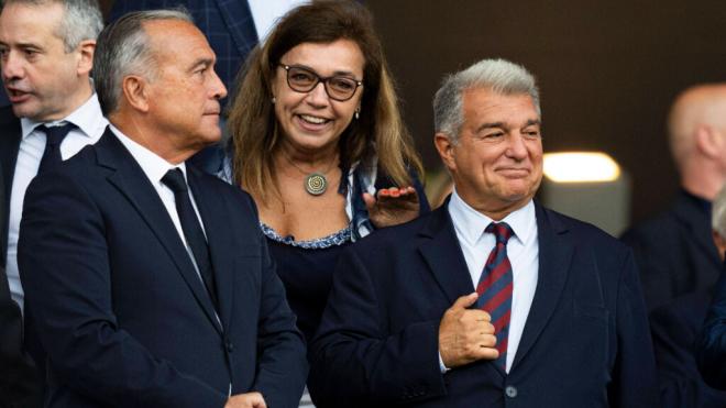 Joan Laporta con Rafa Yuste en un partido del FC Barcelona en el palco (Europa Press)
