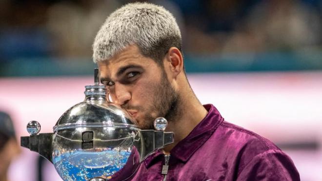 Carlos Alcaraz celebra el triunfo en el Torneo de Tokio (foto: Cordon Press).
