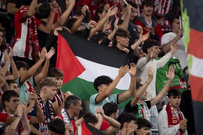 La grada de San Mamés muestra con banderas su apoyo a Palestina (Foto. Athletic Club).
