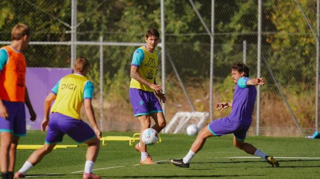 Juric, ante Guille Bueno, en un entrenamiento (Foto: Real Valladolid).