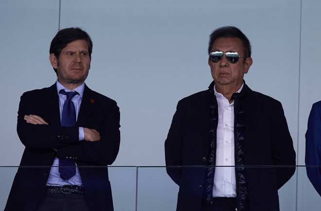 Mateu Alemany mira desconfiado a Peter Lim (Foto: Cordon Press)