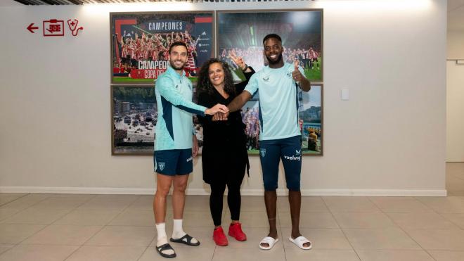 Iñigo Lekue e Iñaki Williams posan con la activista palestina Honey Thaljieh (Foto: Athletic Club).