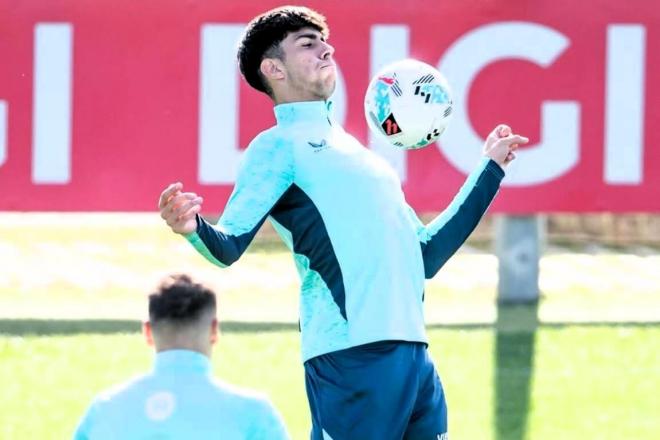 Control de pecho del bilbaíno Alex Rego entrenando en Lezama (Foto: Athletic Club).