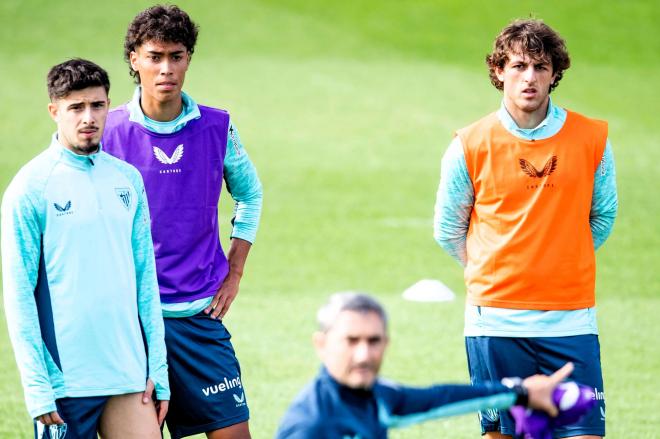 Selton Sánchez atiende a Ernesto Valverde en Lezama (Foto: Athletic Club).