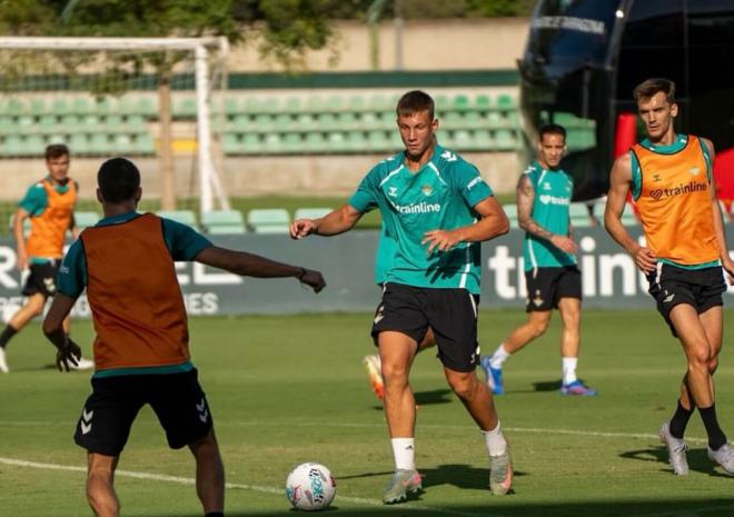 Nikita Doronins, entrenando con el Real Betis.