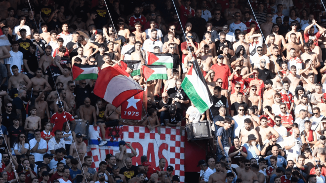 Aficionados del Sevilla, con banderas de Palestina en el partido ante el Barça (Foto: Kiko Hurtado