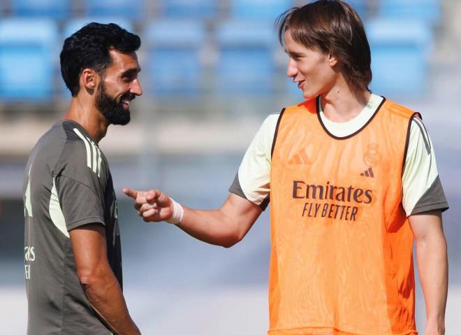 Álvaro Arbeloa y Joan Martínez durante un entrenamiento (Foto: X)