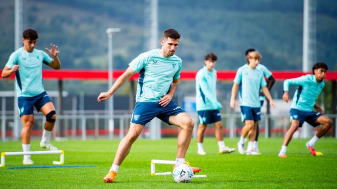 El lateral Jesús Areso entrenando otro día en Lezama (Foto: Athletic Club).
