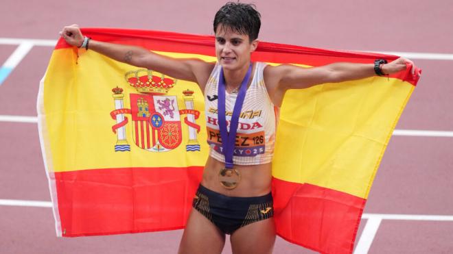 María Pérez tras ser campeona del Mundo en Tokio con la bandera de España (Cordon Press)