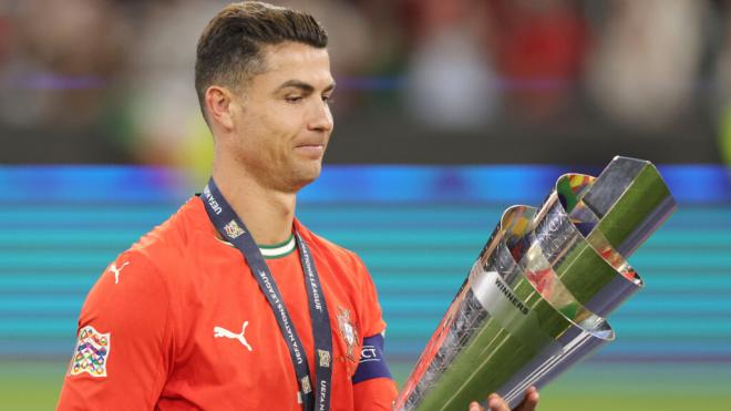 Cristiano Ronaldo con el trofeo de la Nations League (Europa Press)