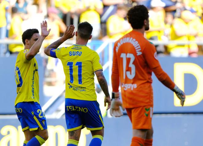 Iza Carcelén y Suso celebran juntos un gol del Cádiz (Foto: CCF).