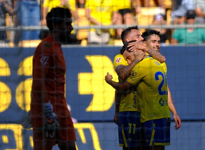 Iza Carcelén y Suso celebran juntos un gol del Cádiz (Foto: CCF).