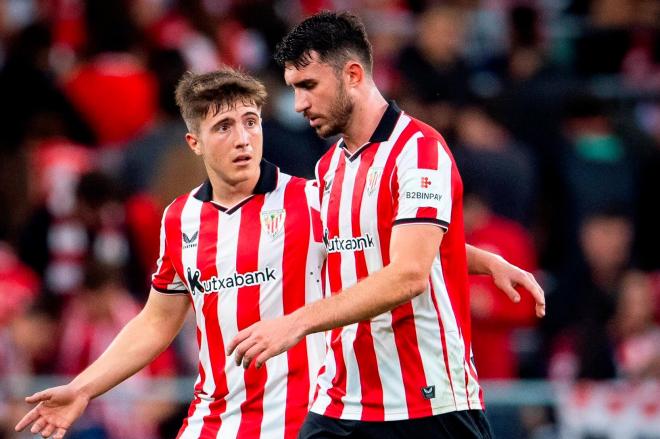 Charla preocupada de Mikel Jauregizar y Aymeric Laporte en un partido en San Mamés (Foto: Athletic Club).