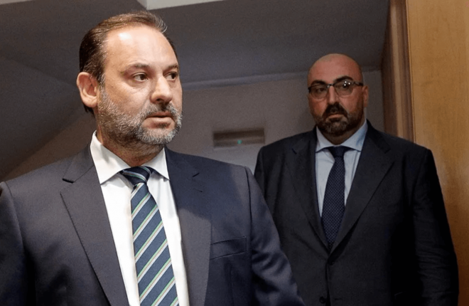 José Luis Ábalos, acompañado por Koldo García, protagonista de la anécdota con Santi Cañizares. (Foto: EFE)