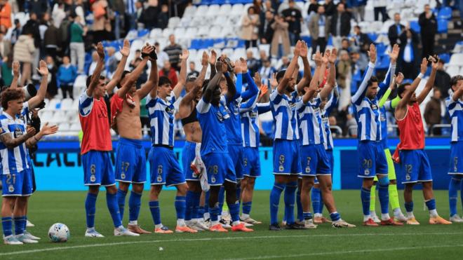 Los jugadores del Deportivo, con su afición tras el partido ante el Almería (Foto: LaLiga).