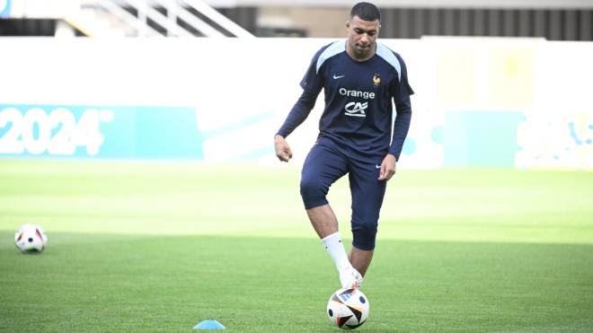 Mbappé en un entrenamiento con Francia (Europa Press)
