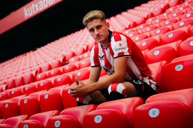 Robert Navarro posa en su presentación como nuevo león en San Mamés (Foto: Athletic Club)
