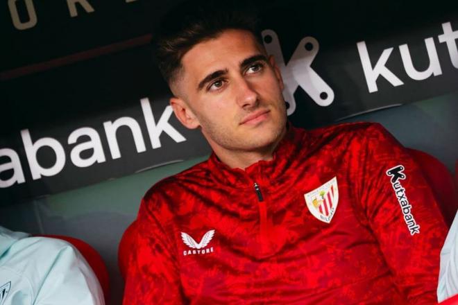 Robert Navarro, sentado en el banquillo de San Mamés antes de un partido de LALIGA (Foto: Athletic Club).