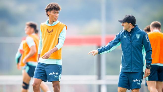 Ernesto Valverde instruye al prometedor cachorro Selton Sánchez entrenando en Lezama (Foto: Athletic Club).