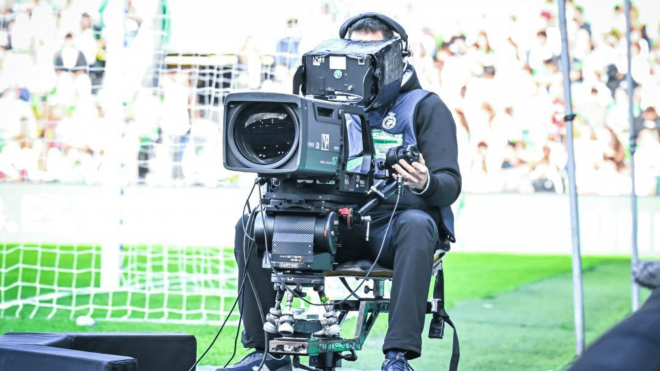 Un cámara de televisión, en El Sardinero (Foto: LaLiga).