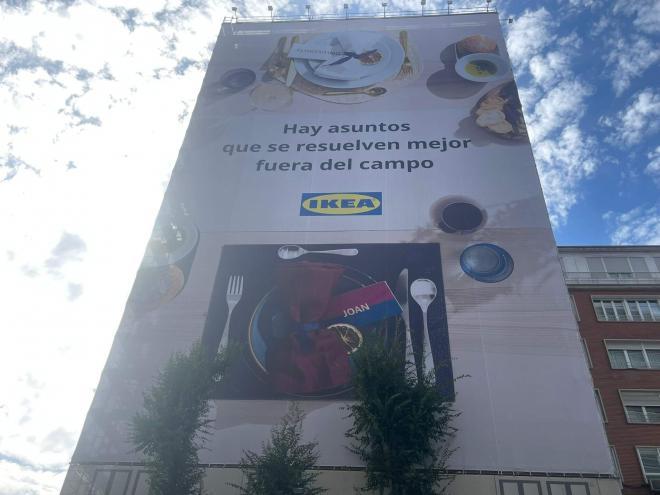 La lona desplegada en frente del Estadio Santiago Bernabéu.