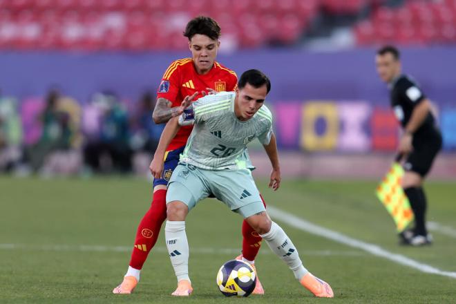 Hugo Camberos, ante España en el Mundial sub 20 (Foto: EFE).