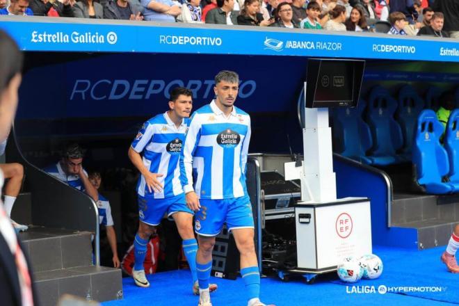 Ximo Navarro salta al césped en un partido del Dépor (FOTO: LALIGA).