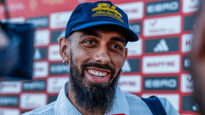 Borja Iglesias atiende a la prensa en Las Rozas (Foto: SeFútbol).