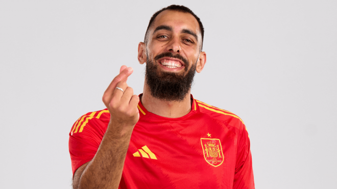 Borja Iglesias posa con la camiseta de España (Foto: SeFútbol).