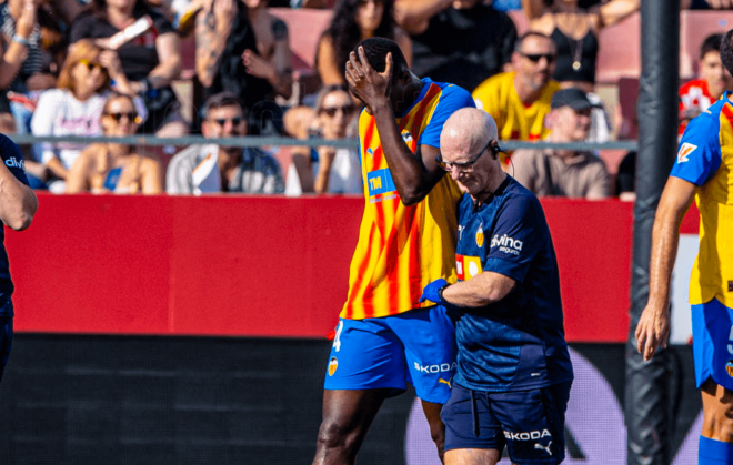 Mouctar Diakhaby lesionado en Girona (Foto: Valencia CF)