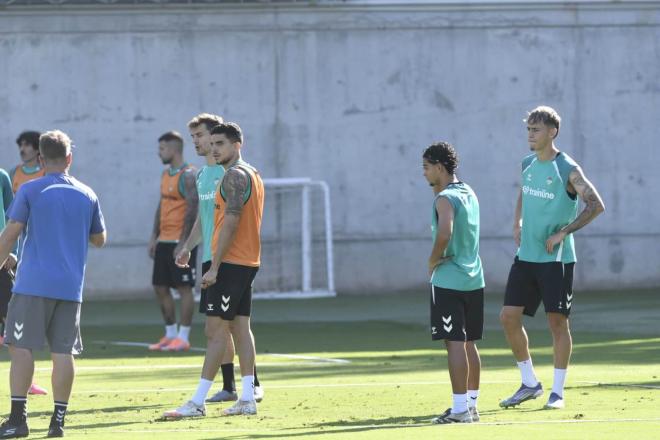 Diego Llorente y Marc Bartra, en el entrenamiento del jueves (Foto: Kiko Hurtado).