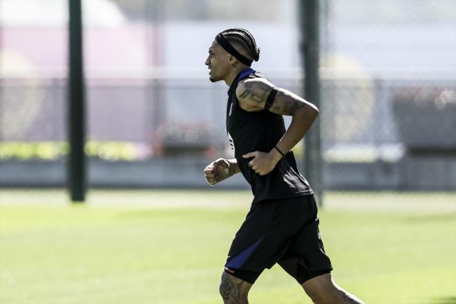 Raphinha en un entrenamiento del Barça, con un Dispositivo GPS en el brazo (Foto: Europa Press)