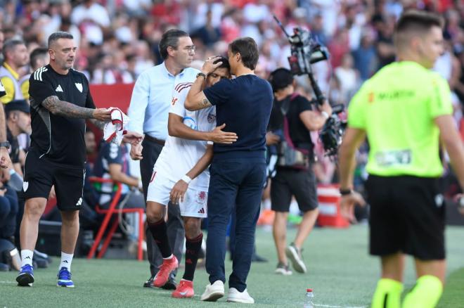 Matías Almeyda, felicitando a Alexis Sánchez (Foto: Kiko Hurtado).