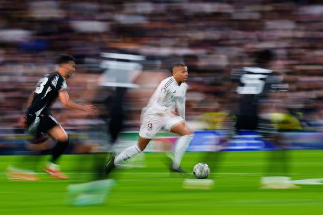 Kylian Mbappé en un partido con el Real Madrid (Foto: Cordon Press)