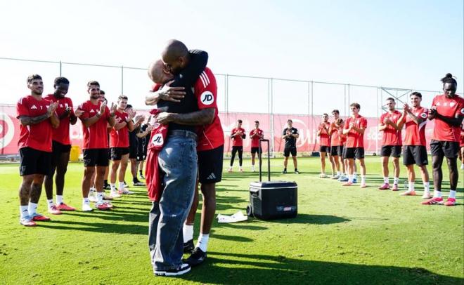 Marcao abraza a Pan Teixeira este jueves en el entrenamiento del Sevilla (Foto: SFC).